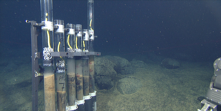 ROV swing-arm rack of piston cores