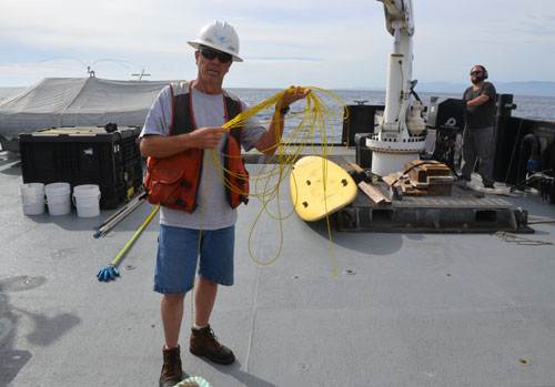 Deckhand Vincent Nunes holding the line that snagged the AUV while running 50 meters above the seafloor at 800 meters depth.