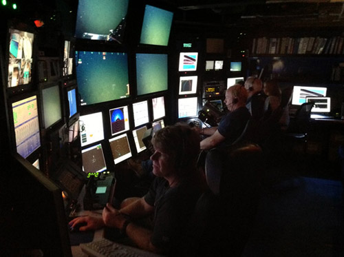 The scene in the control room during today’s dive. From front to back: Randy Prickett, Knute Brekke, Peter Brewer, Susan von Thun.
