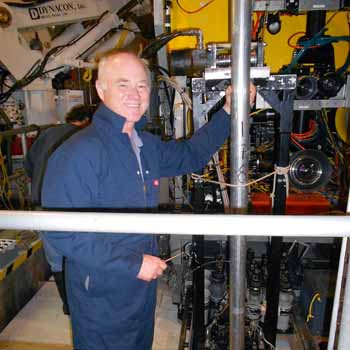 Research Geologist Brian Edwards removes a vibracore sample from ROV Doc Ricketts.