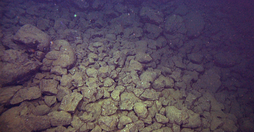 Sometimes the lava drips break off during and/or after their formation, especially along scarps with great vertical displacement. The fallen fragments can accumulate at the toe of the scarp, developing a gentle slope of talus.