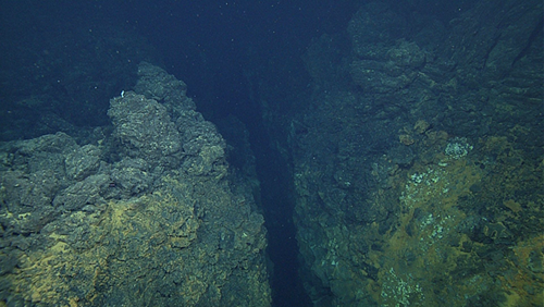 fracture in old jumbled lava flow