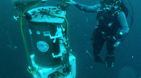 diver with environmental sample processor