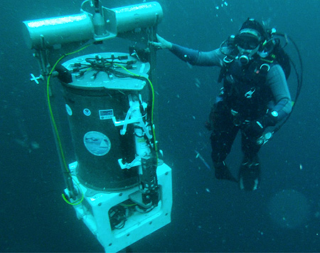 diver with environmental sample processor