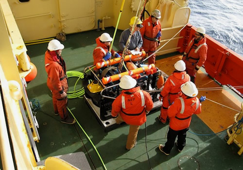 The team prepares to launch the ROV IceCUBE.