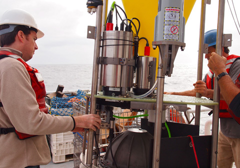 Henry Ruhl and John Ferreira move the SES in preparation for its second long-term deployment at Station M. Photo: Carola Buchner.