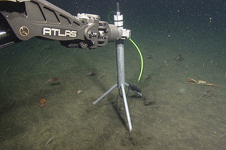 Placing hydrophone on seafloor