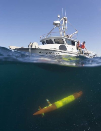 Recovering the long-range vehicle to the R/V Paragon. ©Kip Evans