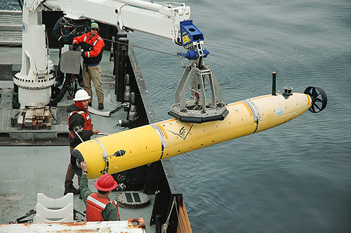 The crew of RV Rachel Carson launching the i2MAP AUV. Photo: Kim Fulton-Bennett © 2016 MBARI
