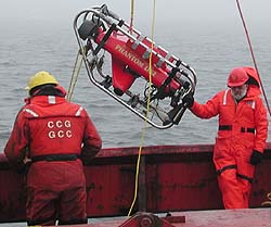 Researchers launch an ROV in the Arctic Sea. Image: Charlie Paul (c) 2003 MBARI