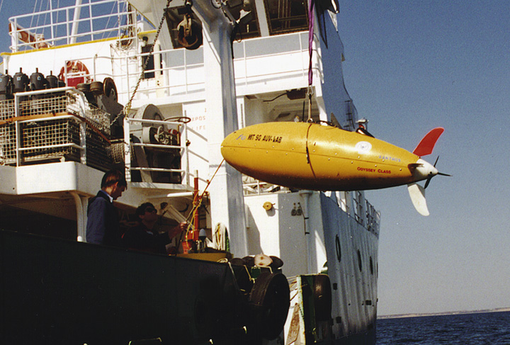 MBARI scientists deploying an autonomous underwater vehicle (AUV) from the Research Vessel Point Sur during the MUSE experiment in Monterey Bay. Image: (c) 2000 MBARI