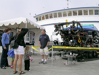 ROV Tiburon pilot Buzz Scott shared diving stories. Photo: Kim Fulton-Bennett (c) 2004 MBARI
